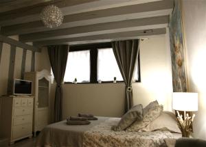 een slaapkamer met een bed en een groot raam bij Chez Bruno et Françoise in Blois