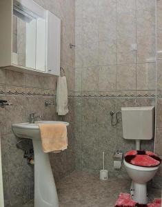 uma casa de banho com um WC e um lavatório em Hotel Hoti em Ulcinj