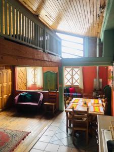 a living room with a table and a couch at Departamento tipo cabaña en Creel in Creel