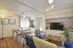 salon z kanapą i stołem w obiekcie Villent Atagawa Terrace w mieście Higashiizu