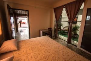 a bedroom with a bed and a balcony at Casa de Juan Hostal in Xalapa