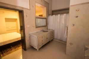 un bagno con lavandino, specchio e doccia di Casa de Juan Hostal a Xalapa