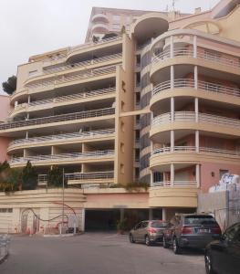 ein Parkplatz vor einem großen Gebäude in der Unterkunft la maison di Angelica in Beausoleil