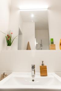 Koupelna v ubytování MyRoom - Top Munich Serviced Apartments + 28 fotografií