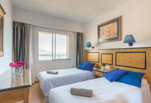 Säng eller sängar i ett rum på KEY-WISE La Mar Salá Primera Linea de Playa con Parking incluido y Piscinas