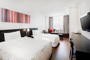 首爾的住宿－總統酒店，酒店客房设有两张床和一台平面电视。