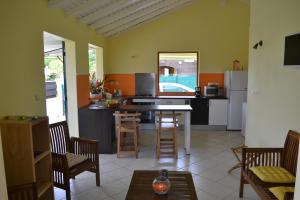 Kuchyň nebo kuchyňský kout v ubytování Mini-villa entre montagne et mer + 9 fotografií