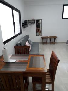 een eetkamer met een houten tafel en stoelen bij Estudio en Cancún centro in Cancun