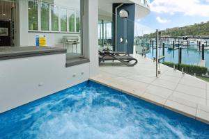 una casa con vasca immersione ad acqua fredda sul pavimento di Pavillion 3 Absolute Waterfront 4 Bedroom 2 Lounge Room Plunge Pool + Golf Buggy a Hamilton Island