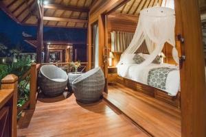レンボンガン島にあるMamamia Island Villaのベッドルーム1室(籐の椅子付きのベッド1台付) +64枚の写真