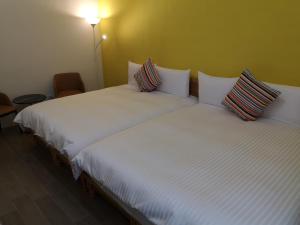 Posteľ alebo postele v izbe v ubytovaní Hengchun Inn