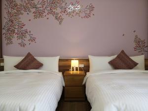 Posteľ alebo postele v izbe v ubytovaní Hengchun Inn
