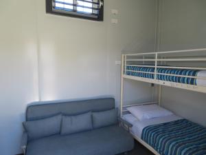 Двох'ярусне ліжко або двоярусні ліжка в номері Latrobe Mersey River Cabin and Caravan Park