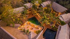 - une vue aérienne sur une maison avec une piscine dans l'établissement Selina Nosara, à Nosara