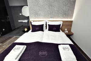- une chambre avec un grand lit et 2 oreillers dans l'établissement Apartments The Art House, à Škofljica