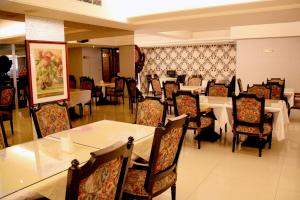 une salle à manger avec des tables et des chaises dans un restaurant dans l'établissement 貴都飯店-Crystal Hotel Taipei, à Taipei