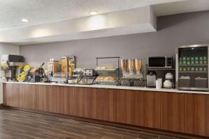 un restaurante con un mostrador con comida. en Microtel Inn & Suites by Wyndham, en Tifton