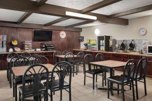 A restaurant or other place to eat at Howard Johnson by Wyndham Appleton