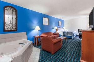 TV a/nebo společenská místnost v ubytování Days Inn & Suites by Wyndham Cambridge