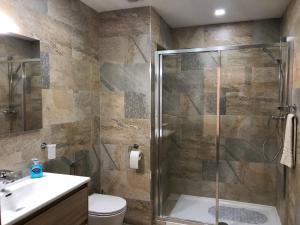 Koupelna v ubytování Marsascala Sea View Apartment HPI 7738 + 28 fotografií