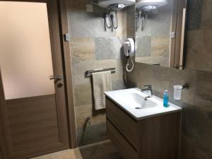 A bathroom at Marsascala Sea View Apartment HPI 7738