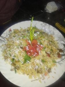 um prato branco de comida numa mesa em Shiva Guest House em Varanasi mais 22 fotografias