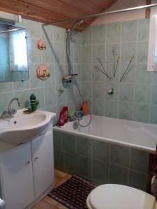 a bathroom with a sink and a tub and a toilet at Greselin in Chorges