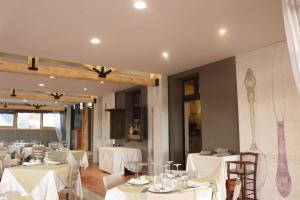 a dining room with white tables and chairs at Case Beach & Family in Marausa