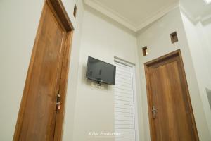 TV a/nebo společenská místnost v ubytování M Stay Guest House Jogja