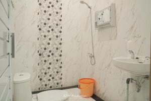 Koupelna v ubytování M Stay Guest House Jogja