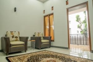 Posezení v ubytování M Stay Guest House Jogja