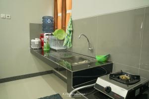 Kuchyň nebo kuchyňský kout v ubytování M Stay Guest House Jogja