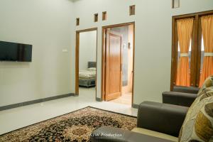 TV a/nebo společenská místnost v ubytování M Stay Guest House Jogja + 17 fotografií