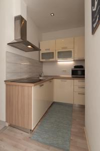une cuisine avec un évier et une cuisinière four supérieur dans l'établissement Apartment Nana, à Piran