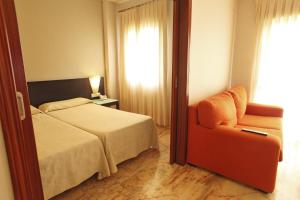 A bed or beds in a room at Apartamentos Vértice Bib Rambla
