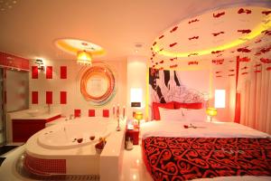 sypialnia z dużym łóżkiem i wanną w obiekcie Esia hotel w mieście Daegu