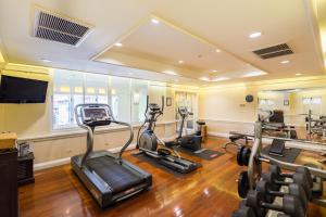 Fitness centrum a/nebo fitness zařízení v ubytování Wora Bura Hua Hin Resort & Spa