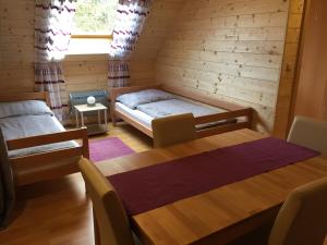 Tempat tidur dalam kamar di Haflingerhof Luef