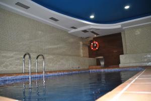 una piscina en un edificio con techo azul en Hotel Junquera, en Vigo