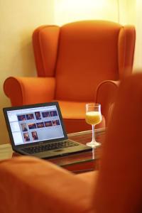 A seating area at Apartamentos Vértice Bib Rambla