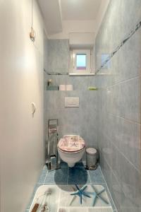 A bathroom at AquaFlat