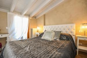 Кровать или кровати в номере Luxury Suite Sirmione