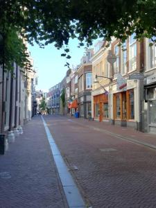 een lege straat in een stad met gebouwen bij Studio in the city center of Leeuwarden in Leeuwarden