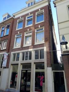 een rood bakstenen gebouw met ramen aan een straat bij Studio in the city center of Leeuwarden in Leeuwarden
