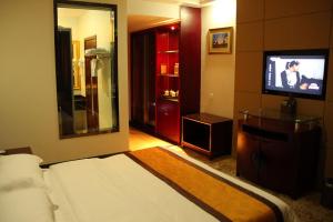 Postel nebo postele na pokoji v ubytování Dunhuang Tianrun International Hotel