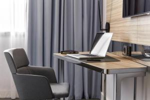 Телевизор и/или развлекательный центр в Novotel Sharjah Expo Centre