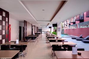 Ein Restaurant oder anderes Speiselokal in der Unterkunft Amaris Hotel Pratama Nusa Dua 