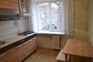 cocina con fregadero, ventana y mesa en 3-х комнатные Апартаменты на Данила Галицкого, en Kamianets-Podilskyi