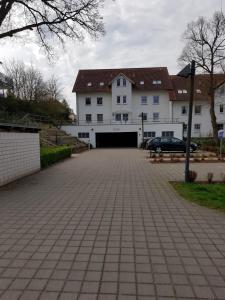 - un grand bâtiment blanc avec un garage en face dans l'établissement Fewo Ostseequartett Wohnung 10, à Zinnowitz