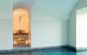 a room with a pool of water and candles at Locanda La Raia in Gavi